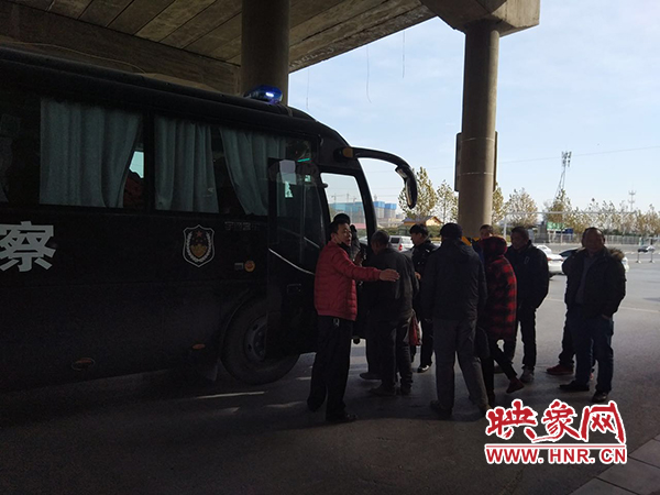 警方調(diào)來車輛，將超載人員轉(zhuǎn)運(yùn)走