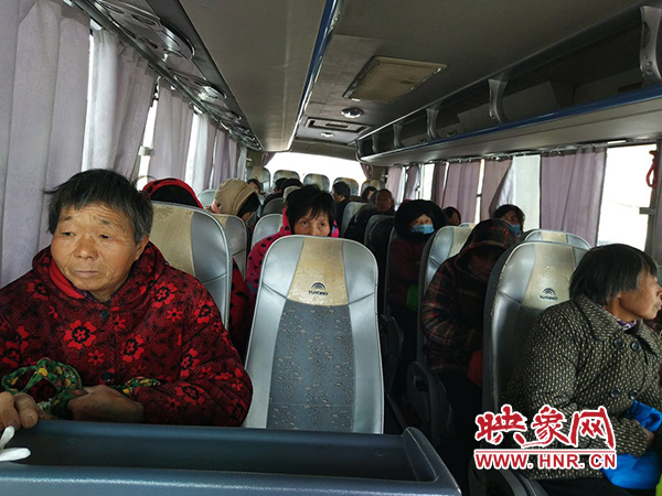 警方調(diào)來車輛，將超載人員轉(zhuǎn)運(yùn)走