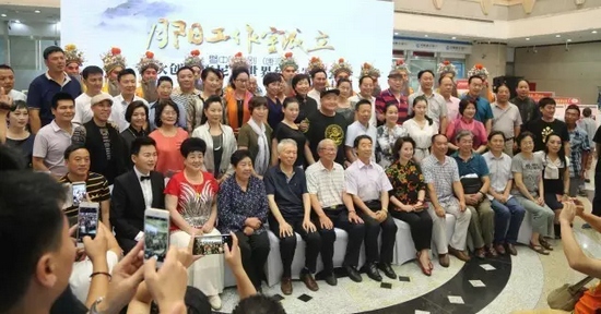 諸多藝術(shù)家和社會(huì)各界人士以及唐派弟子、戲迷到場祝賀