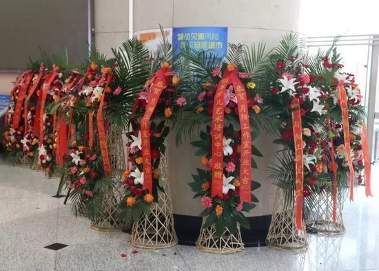 “月陽工作室”團(tuán)隊(duì)成員、戲曲志愿者及社會(huì)各界送來的祝?；ɑ@