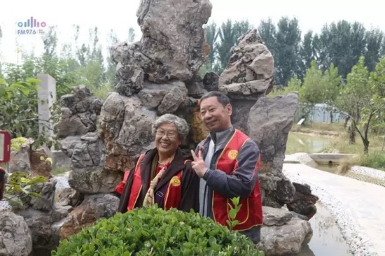 爺爺奶奶叔叔阿姨被盛運(yùn)莊園的景致吸引，紛紛拍照留影