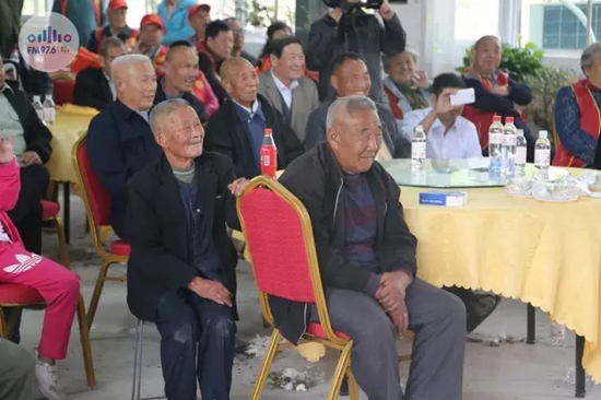 臺(tái)上展風(fēng)采，臺(tái)下笑開懷