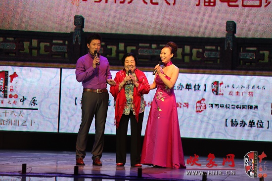 著名越調(diào)表演藝術(shù)家、越調(diào)皇后毛愛蓮（中）