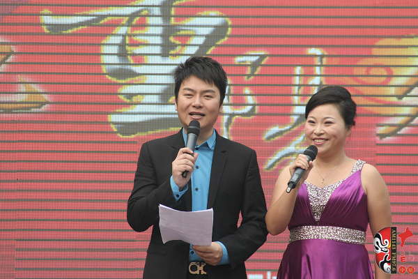 活動(dòng)由著名戲曲節(jié)目主持人，河南電臺(tái)戲曲廣播當(dāng)家小生月陽(yáng)（左）戲曲廣播《票友排行榜》主持人丁蘭（右）主