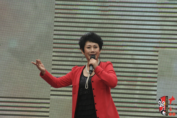 著名豫劇表演藝術(shù)家魏俊英現(xiàn)場(chǎng)演唱豫劇《紅菊》選段“十祝?！薄ⅰ段迨勒?qǐng)纓》選段“先王爺封我是個(gè)長(zhǎng)壽星”