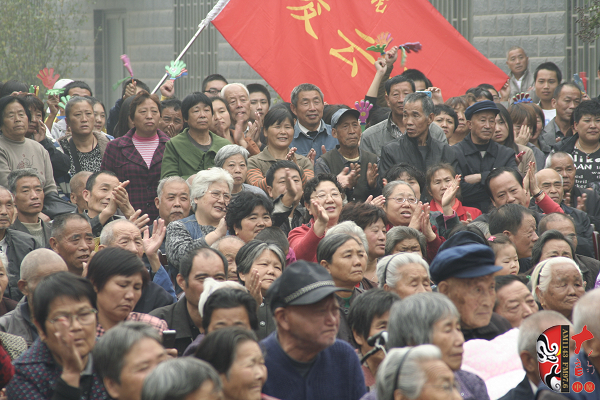 現(xiàn)場(chǎng)不但有敬老院的老人們，還擠滿了鄭州市的很多戲迷朋友
