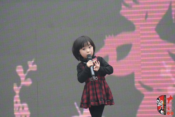 河南電視臺(tái)《梨園春》明星小擂主、河南軒逸少兒藝術(shù)培訓(xùn)中心張楚怡演唱豫劇《抬花轎》選段“從今后不當(dāng)那老