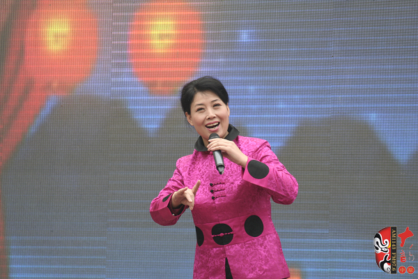 著名曲劇表演藝術(shù)家、中國(guó)戲劇梅花獎(jiǎng)獲得者方素珍演唱曲劇《風(fēng)雪配》選段“今日是我出閨的前一天晚上”