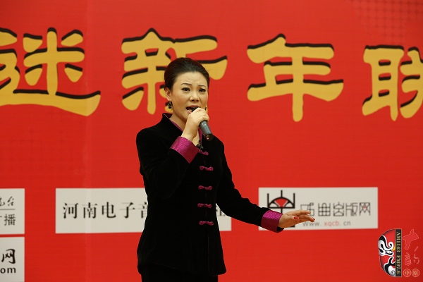 戲曲廣播主持人王唯、曉琴、丁蘭、李鋮及鄭州市曲劇團(tuán)優(yōu)秀演員張娜共同表演的小品《賣鞋》