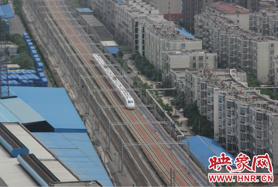 4日上午8點(diǎn)10分，隨著一聲汽笛長(zhǎng)鳴，一列“子彈頭”列車緩緩駛出鄭州車站。