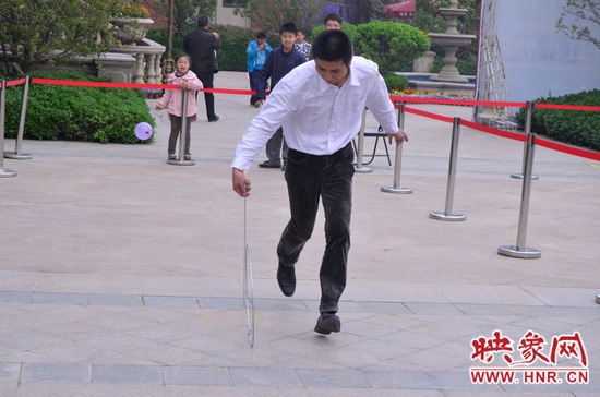 說是比賽，其實(shí)就是活力的釋放，就是開心的海洋，丟沙包、踢毽子、三人四足、滾鐵環(huán)等項(xiàng)目