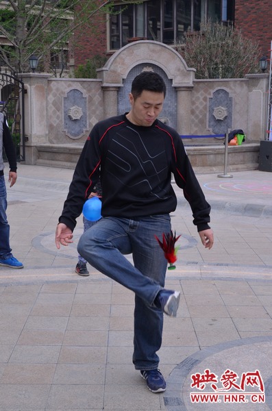 說是比賽，其實(shí)就是活力的釋放，就是開心的海洋，丟沙包、踢毽子、三人四足、滾鐵環(huán)等項(xiàng)目