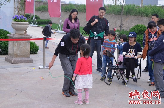 當(dāng)然啦，也有小天使現(xiàn)場跟爸比罷工的，就是不跳，弄的爸爸也哭笑不得。