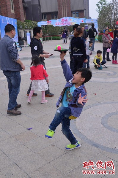 小弟弟，你玩?zhèn)€托球不用這么夸張吧，哈哈！