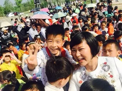 現(xiàn)場(chǎng)看來(lái)，陶真姐姐更是倍受孩子們的歡迎！