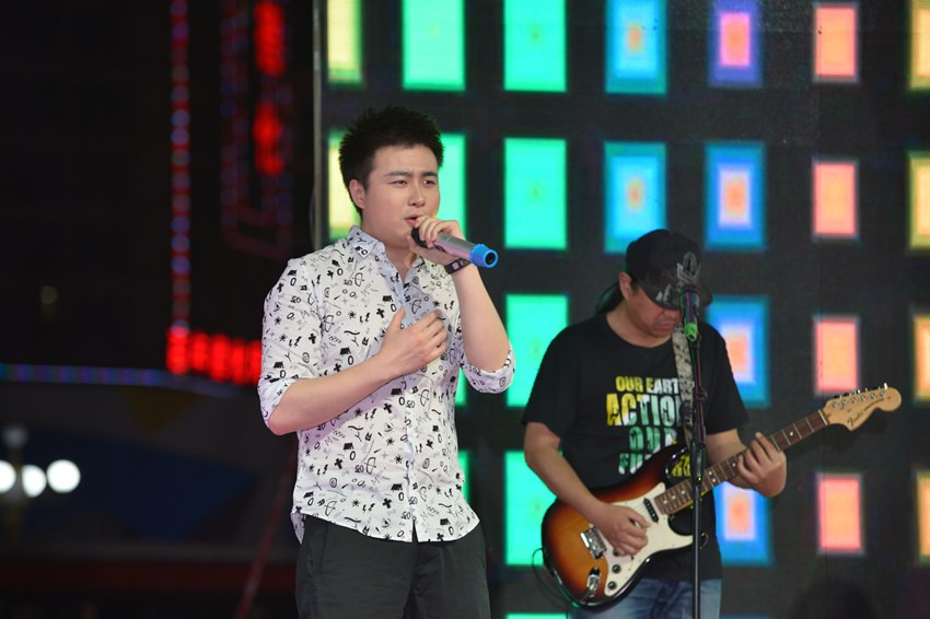 首先出場的是主播佳雨，一首《李白》，瞬間將現(xiàn)場的火熱氣氛點著。