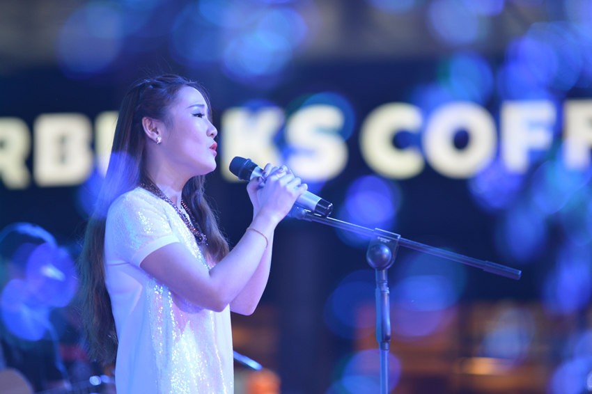 接下來是主播丹丹的《辛德瑞拉》，作為一個音樂節(jié)目的主播，唱歌當然都是毛毛雨。