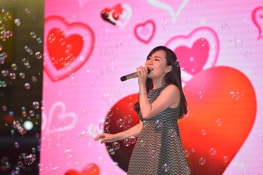 夢茹選擇了走溫情路線，《至少還有你》唱的是深情款款。