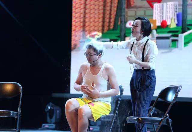 隨后一秒鐘，畫風(fēng)突變，楊奕遭夢茹慘虐！