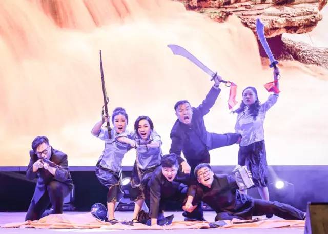 作為本場晚會的最后一個節(jié)目，《黃河大合唱》刷新你完全不一樣的體驗。