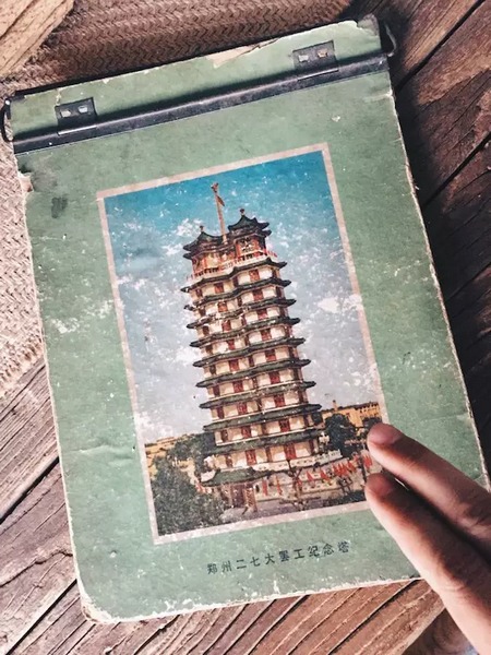 我們撫摸著鄭州的歷史，從中了解它的厚度。