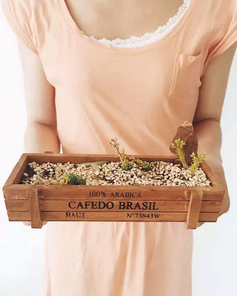 我們同時也在撫摸著希望，從中了解鄭州的生命張力。