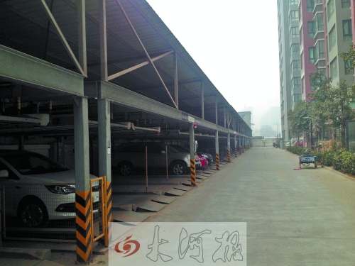 中原區(qū)新禧園小區(qū)，靠著圍墻的空地，建成兩層立體車庫。