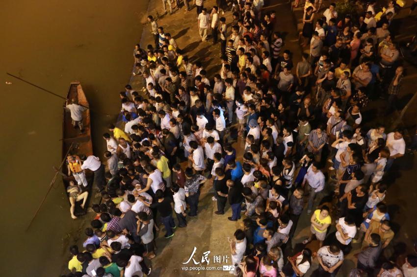 6月4日晚，湖南省婁底市二大橋跳河自殺的女子遺體被打撈上來。