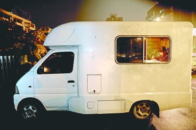 祖父母開房車送孫女上培訓班 車內電視碟機俱全