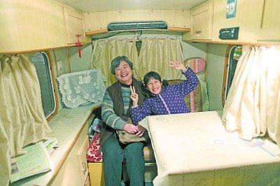  天黑了，外面風雨交加而董怡汶坐在溫暖的房車里。