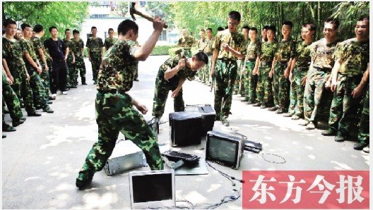 為了讓孩子表達(dá)戒除網(wǎng)癮的決心，學(xué)校組織孩子親手砸毀電腦