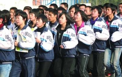 學生跑步時還夾著書 學生跑步時還夾著書