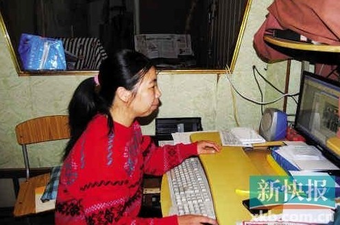 在狹小簡陋的住處，陳敏莉最專注的事情是通過網絡即時了解公益信息