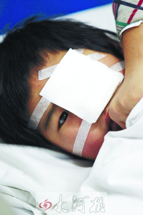 躺在病床上的小董，左眼痊愈的可能性不大