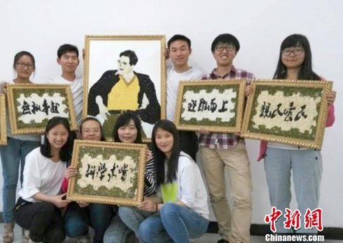 大學(xué)生們?yōu)榧o(jì)念焦裕祿，用黑豆、綠豆、大米等糧食在硬紙板上創(chuàng)作的糧食畫