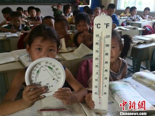 6月3日，下午四點，昆明市東川區(qū)因民鎮(zhèn)中心學校一年級教室溫度達到44℃