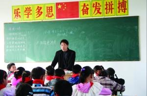 張從友先把妻子帶到學(xué)校,然后會(huì)準(zhǔn)時(shí)為學(xué)生們上課 張從友先把妻子帶到學(xué)校,然后會(huì)準(zhǔn)時(shí)為學(xué)生們上課