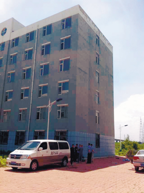 現(xiàn)場(chǎng)被警方封鎖，圈內(nèi)為死者遺體位置