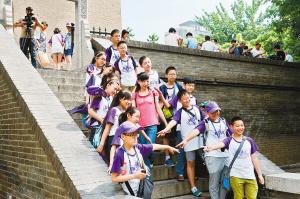 西安小雁塔景區(qū)內(nèi)，學(xué)生們正在古跡前合影留念