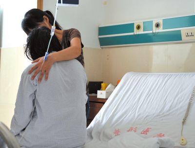 由于前天進(jìn)行了面部修復(fù)手術(shù)，俞燕身體不適，父母24小時(shí)陪在她的身邊