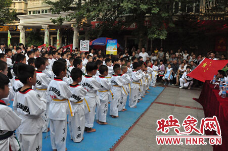 學(xué)員們向國(guó)旗敬禮