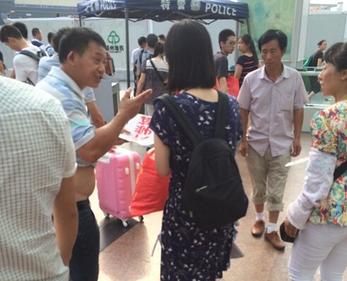 女大學生一出站，黑車的拉客仔就圍上招攬