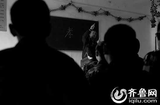 方光與其他癡迷網(wǎng)絡(luò)游戲的孩子一起，在重新認(rèn)識“孝”的含義