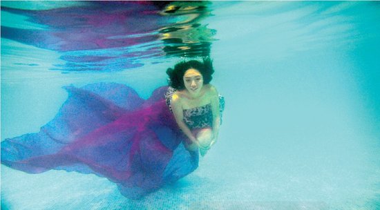 從水下拍的攝影作品充滿夢(mèng)幻效果，王笑笑如同藍(lán)色大海中的“美人魚”
