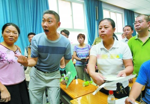 小升初“復(fù)議”現(xiàn)場(chǎng)，一些孩子被分得“遠(yuǎn)”的家長(zhǎng)討說(shuō)法