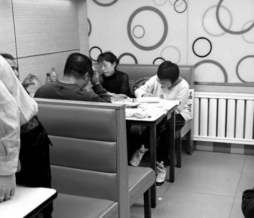 火鍋店現“作業(yè)妹妹” “作業(yè)妹妹”引發(fā)大填空