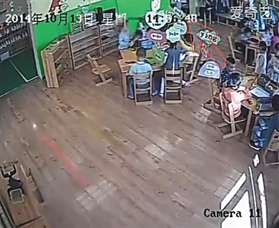 幼兒園監(jiān)控畫(huà)面顯示，小健曾被推搡、拉扯（紅箭頭處）