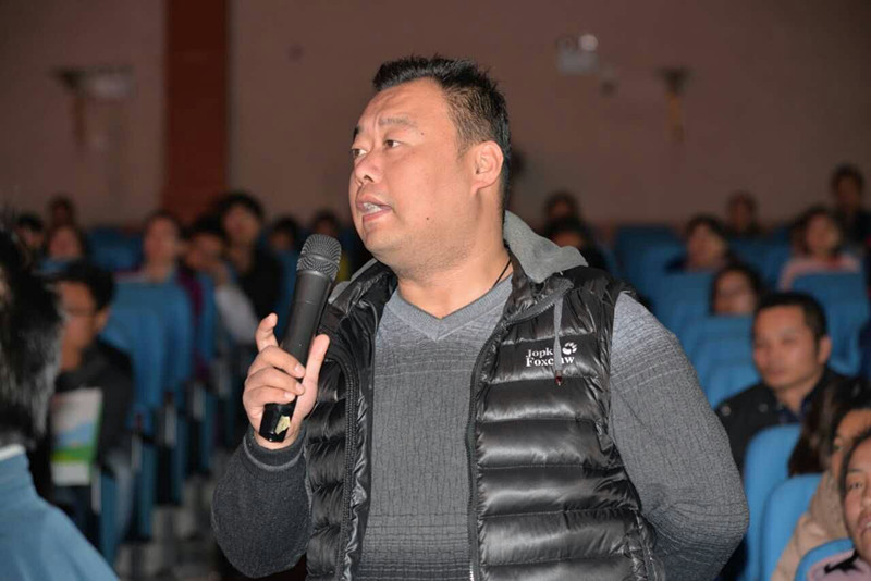 講座結(jié)束家長(zhǎng)朋友踴躍提問(wèn)，請(qǐng)專(zhuān)家答疑解惑