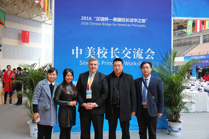 閆小家人與美國校長(zhǎng)合影留念 閆小家人與美國校長(zhǎng)合影留念