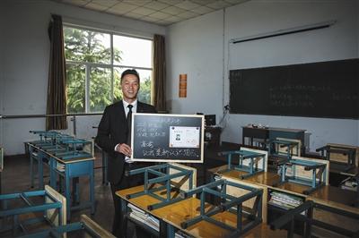 　張俊成，41歲，曾是北京大學的一名保安。1995年，通過成人高考，考上了北京大學法律系(?？?，被媒體稱為“北大保安高考第一人”，現(xiàn)為長治市一所中等職校的校長